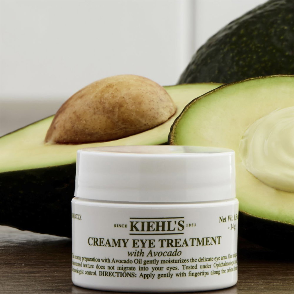 Kiehl’s Creme mit Avocado neben aufgeschnittener Avocado