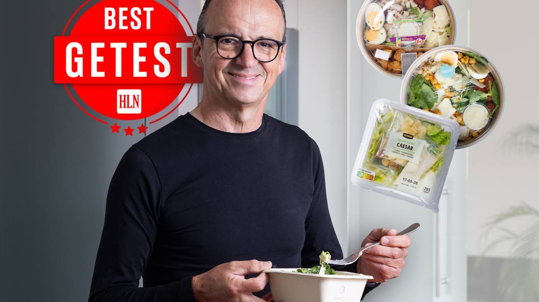 “Ik ben precies alleen maar sla aan het eten”: Luc Bellings proeft 10 caesarsalades uit de supermarkt, geeft één 8/10 en buist er 3