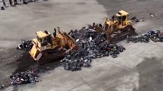 Bulldozers pletten honderden illegale brommers in New York