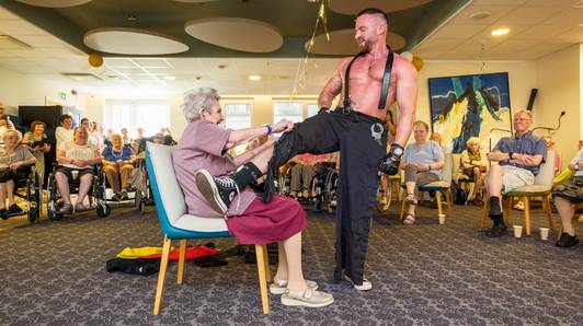 Maria (100) getrakteerd op striptease voor verjaardag