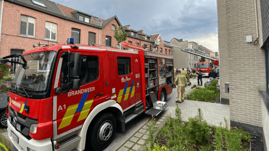 Onweer treft vooral centrum van het land: brandweerwagen staat vast in ondergelopen straat in Diegem, meerdere dakbranden door bliksem