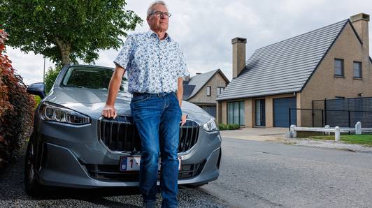EXCLUSIEF. Dirk (65) kreeg factuur van 2.500 euro voor krasjes op zijn bedrijfswagen, inspecteurs onthullen: “Leasemaatschappijen zetten ons onder druk”