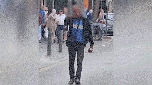 Man loopt met bijl in hand over straat in Antwerpen: buurtbewoners grijpen in