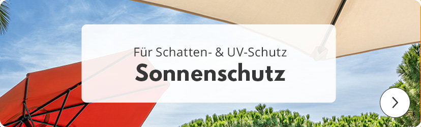 Zwei große Sonnenschirme in den Farben Beige und Rot spenden im Freien Schatten. Im Vordergrund steht ein halbtransparenter Kasten mit dem Text: 'Für Schatten- & UV-Schutz' und 'Sonnenschutz'. Im Hintergrund sind grüne Bäume und blauer Himmel zu sehen. Rechts befindet sich ein einzelnes Pfeilsymbol in einem weißen Kreis.