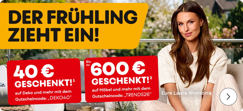 Aktionsgrafik mit Laura Wontorra vor einem sommerlichen Gartenhintergrund. Der Text lautet: Der Frühling zieht ein!. Enthalten sind zwei rote Gutscheinfelder: 40 € geschenkt auf Deko und mehr mit dem Gutscheincode DEKO40 sowie Bis zu 600 € geschenkt auf Möbel und mehr mit dem Gutscheincode TRENDS26.