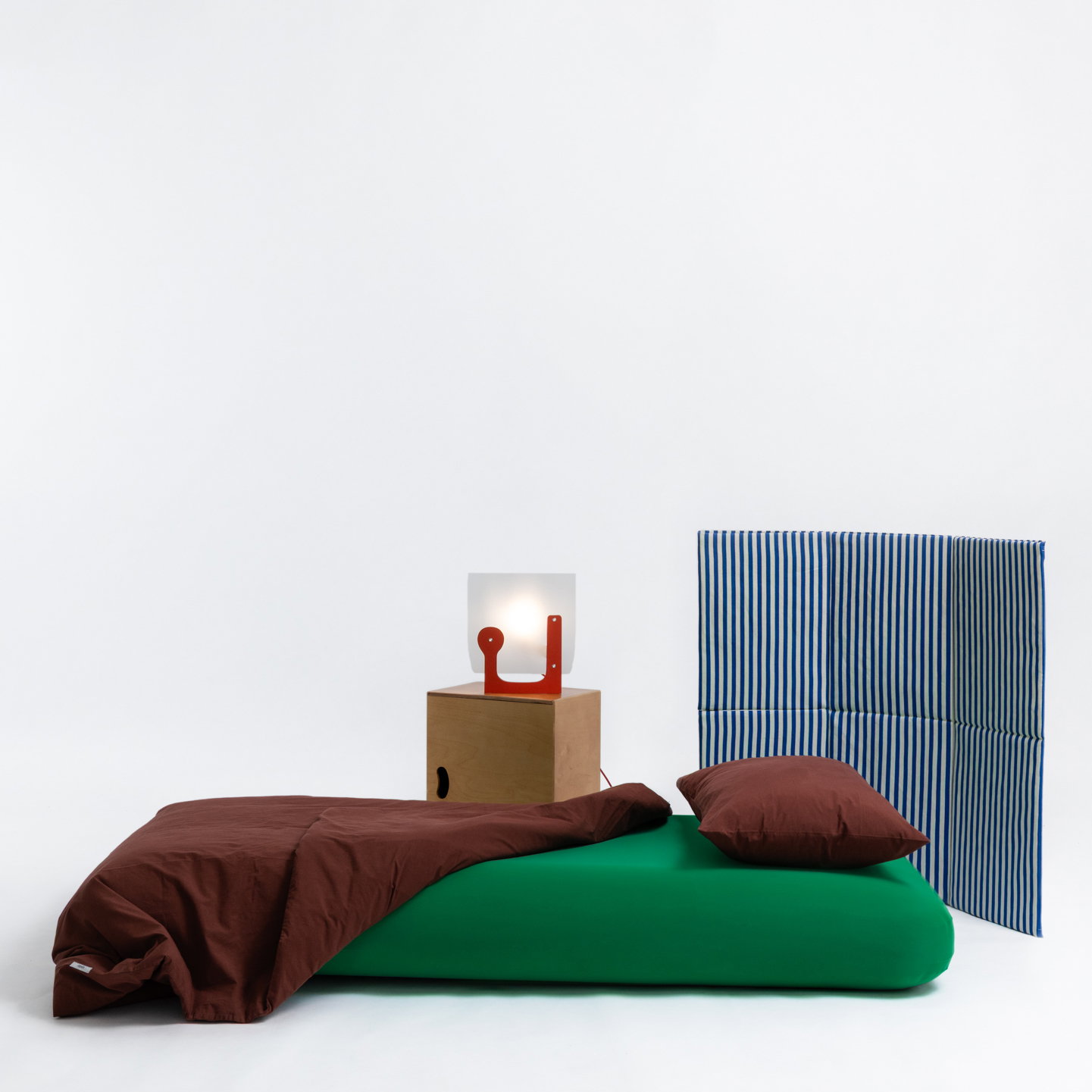 Bed, bedside table, lamp and screen