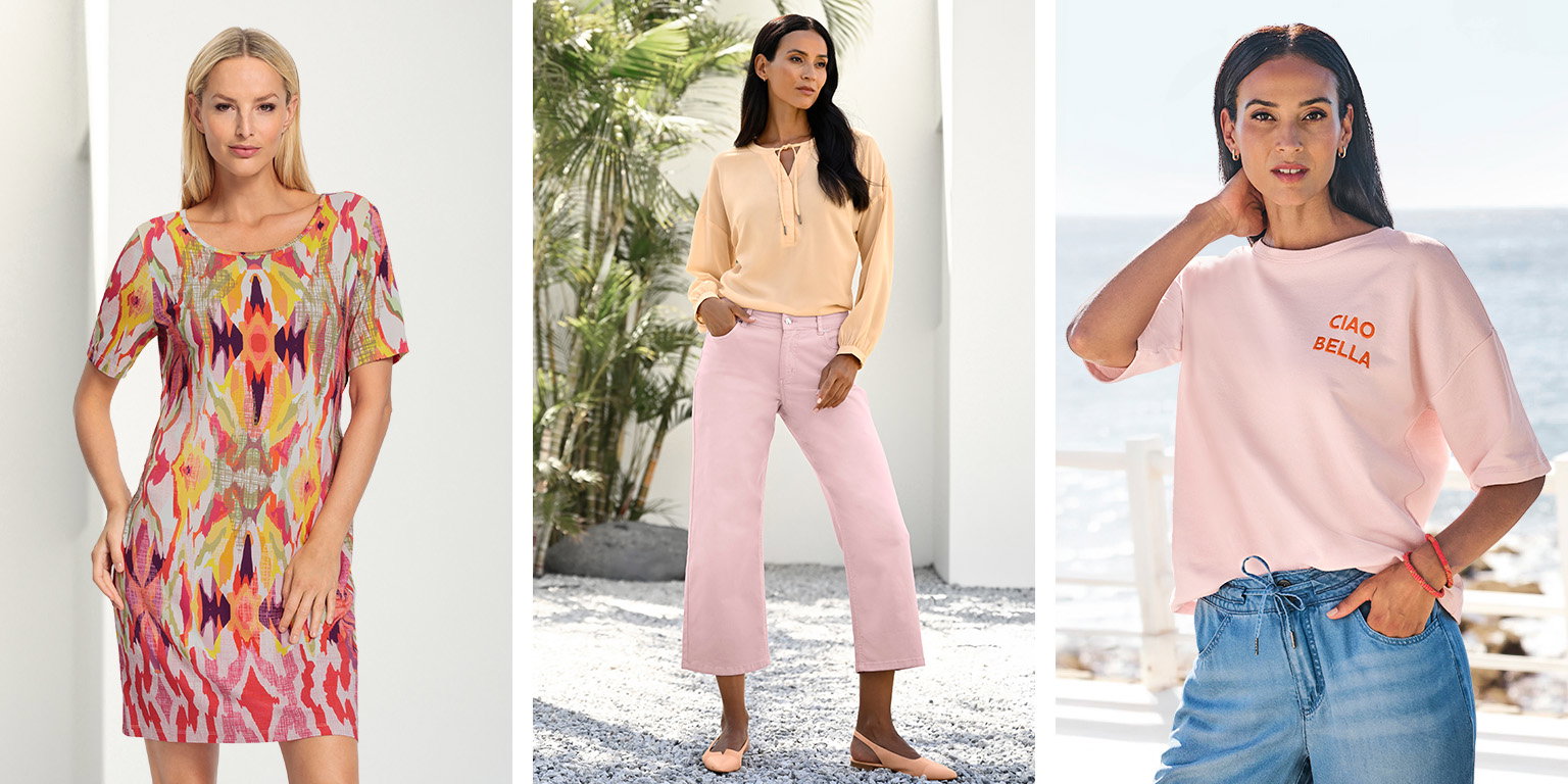 Drie modellen dragen drie verschillende outfits: links een jurk met een kleurrijk patroon, in het midden een lichtgeel topje met een roze broek, rechts een lichtroze shirt met opschrift en een blauwe spijkerbroek.