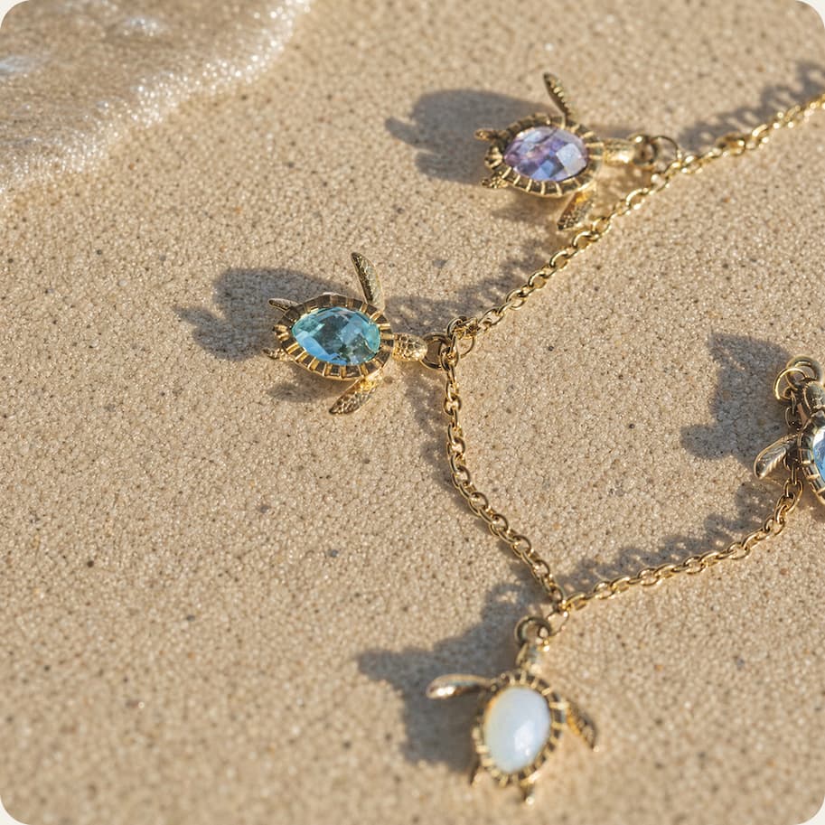Turtle Rainbow Armkette am Sandstrand