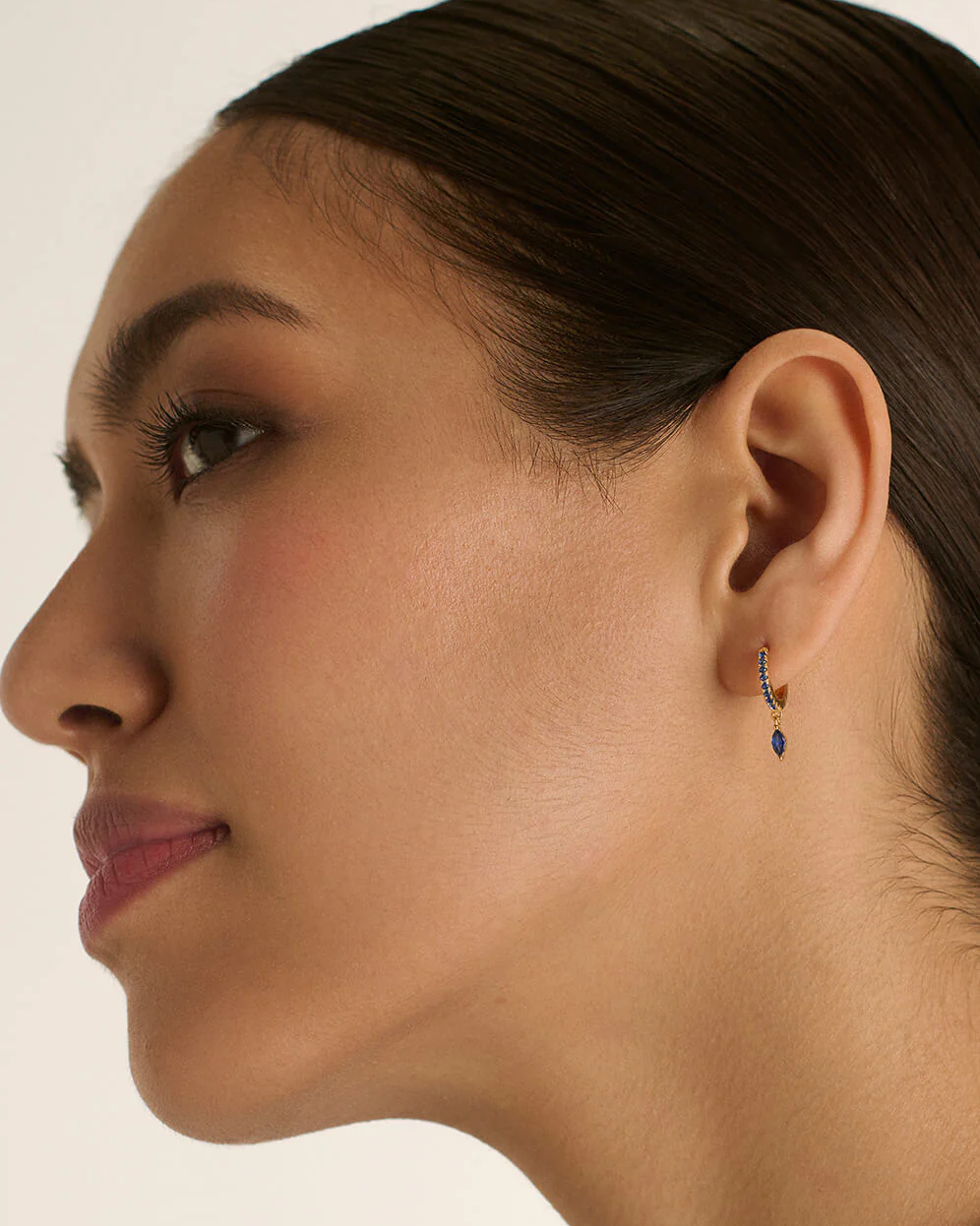 kylee-petal-hoops-blue-creolen-18kt-vergoldet