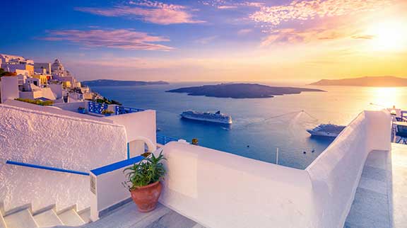 Blick auf Schiff vor Santorin
