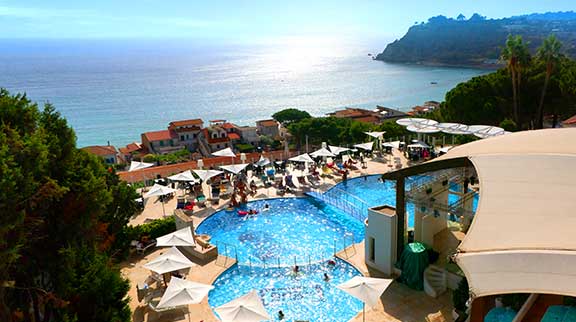 Panoramaausblick auf Pool und Meer