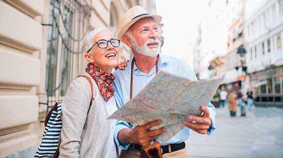 Paar mit Stadtplan in der City