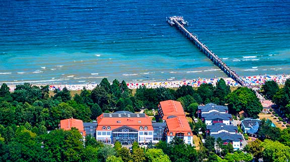Hotel am Ostseestrand aus der Vogelperspektive