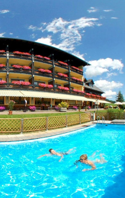 Hotel Außenansicht mit Pool