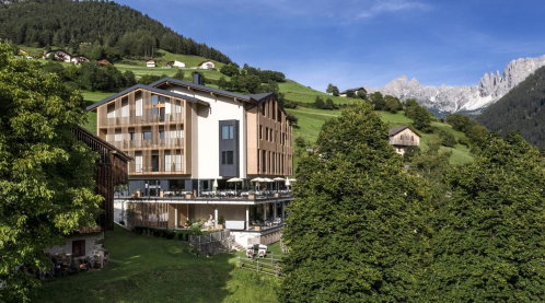 Hotel Außenansicht mitten im Grünen