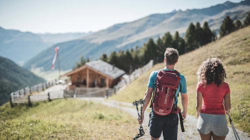 Pärchen wandert zur almhütte