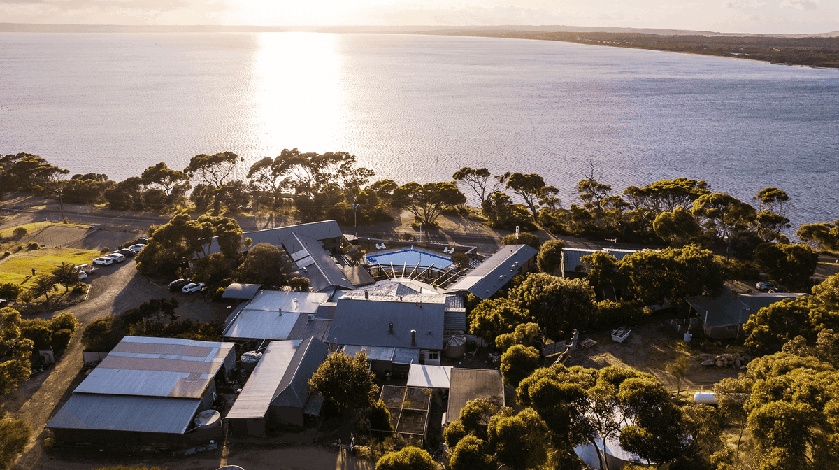 Boutique Kangaroo Island Waterfront Retreat with Daily Breakfast & Nightly Drinks