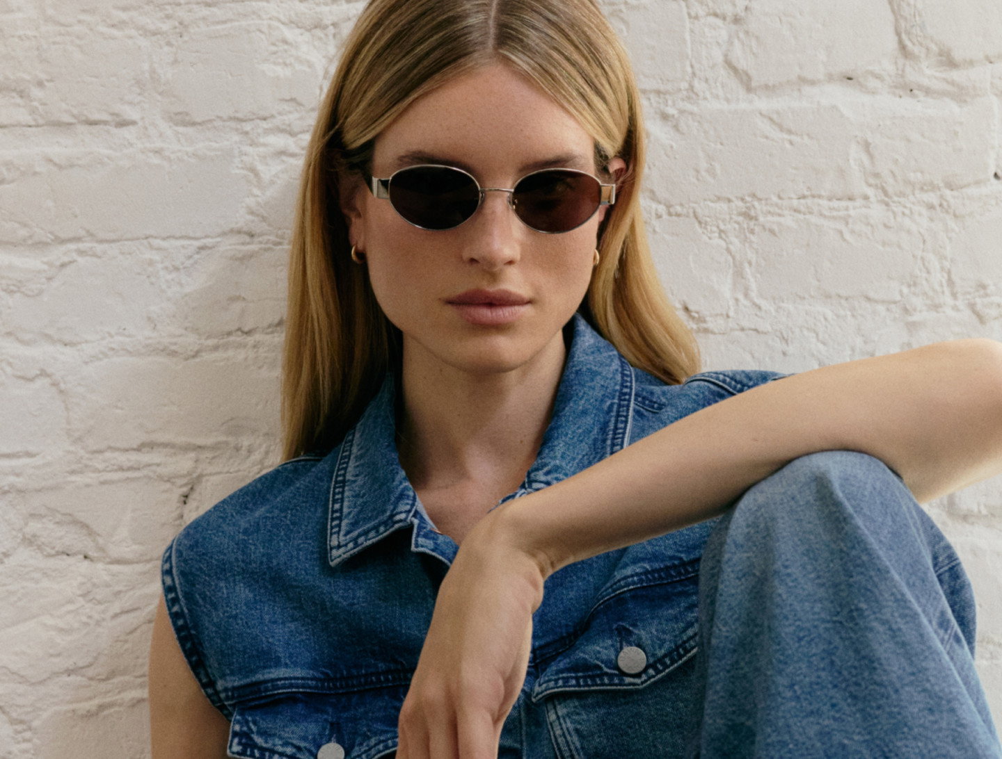 Foto einer Frau mit schwarzer, ovaler Sonnenbrille. 