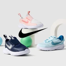 Trois paires de chaussures Nike : une chaussure sans lacets rose et blanche, une chaussure sans lacets bleu marine et une chaussure à lacets bleu clair. Entourées de accessoires sphériques colorés.