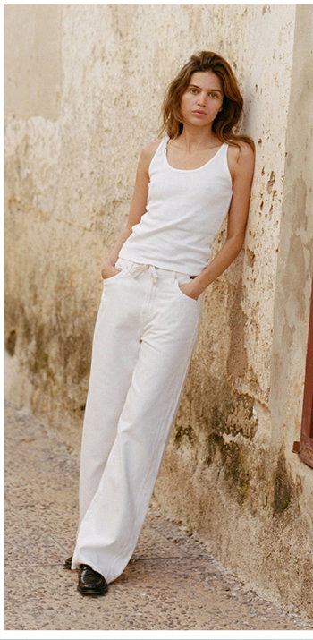 Model in light jeans
