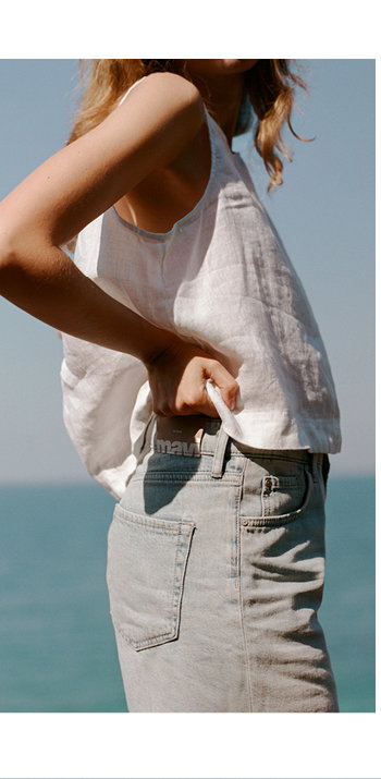 Model in light jeans