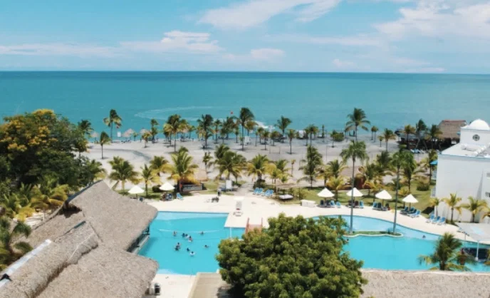 Playa Blanca Beach Resort & Town Ce...