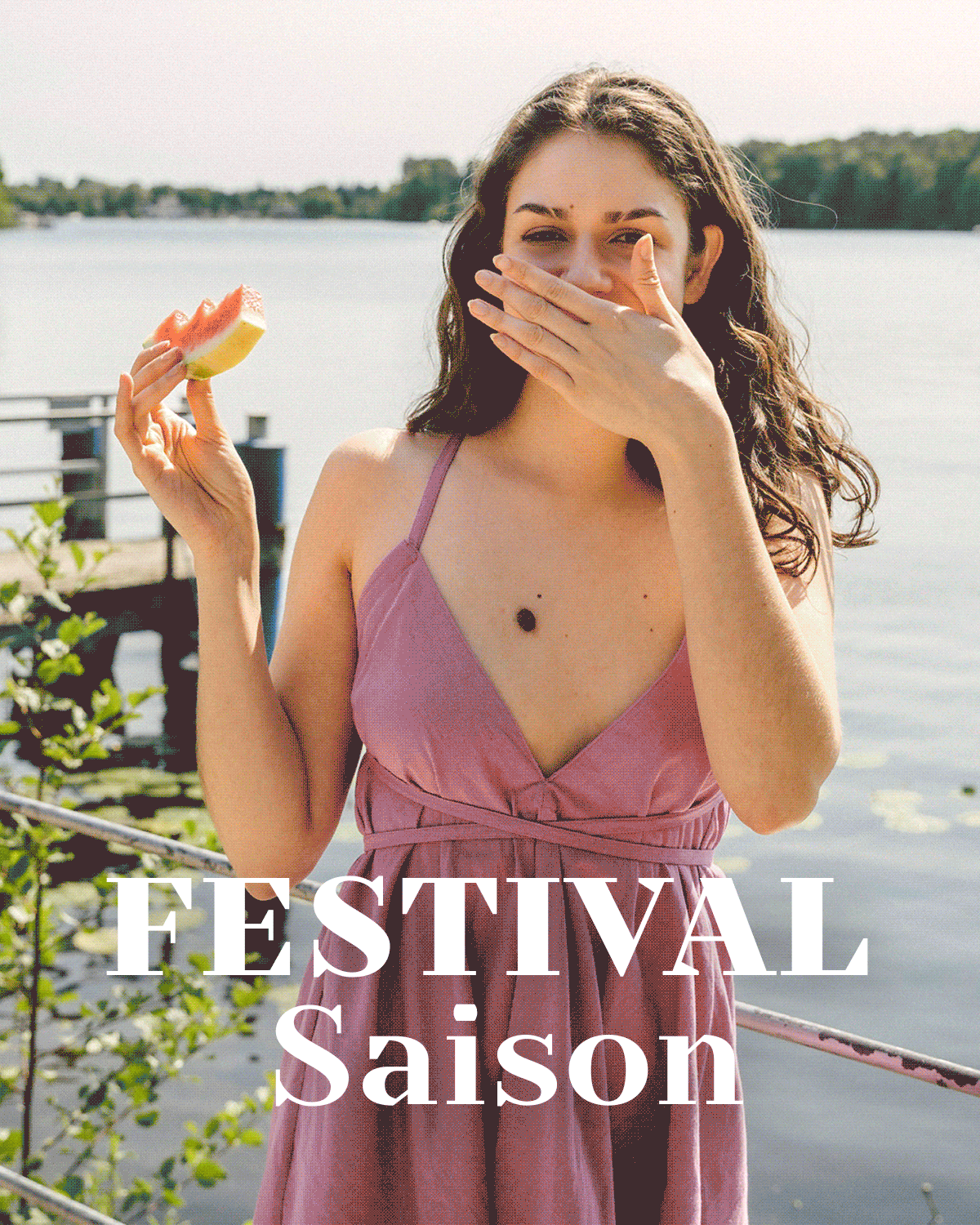 Thema Festival Saison: Wechselnde Ansicht von Sonnenbrillen, Bio-Glitzer, Shirts.