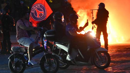 “Absoluut onacceptabel”: relschoppers breken Parijs af na winst Champions League door PSG, politie komt handen tekort door geweld en vandalisme
