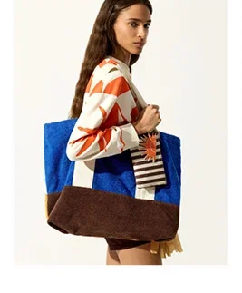 Shopper bag with contrast pendant