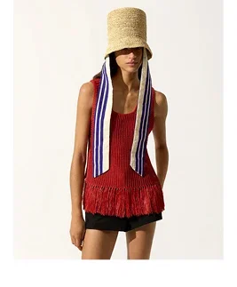 Bucket hat with striped straps