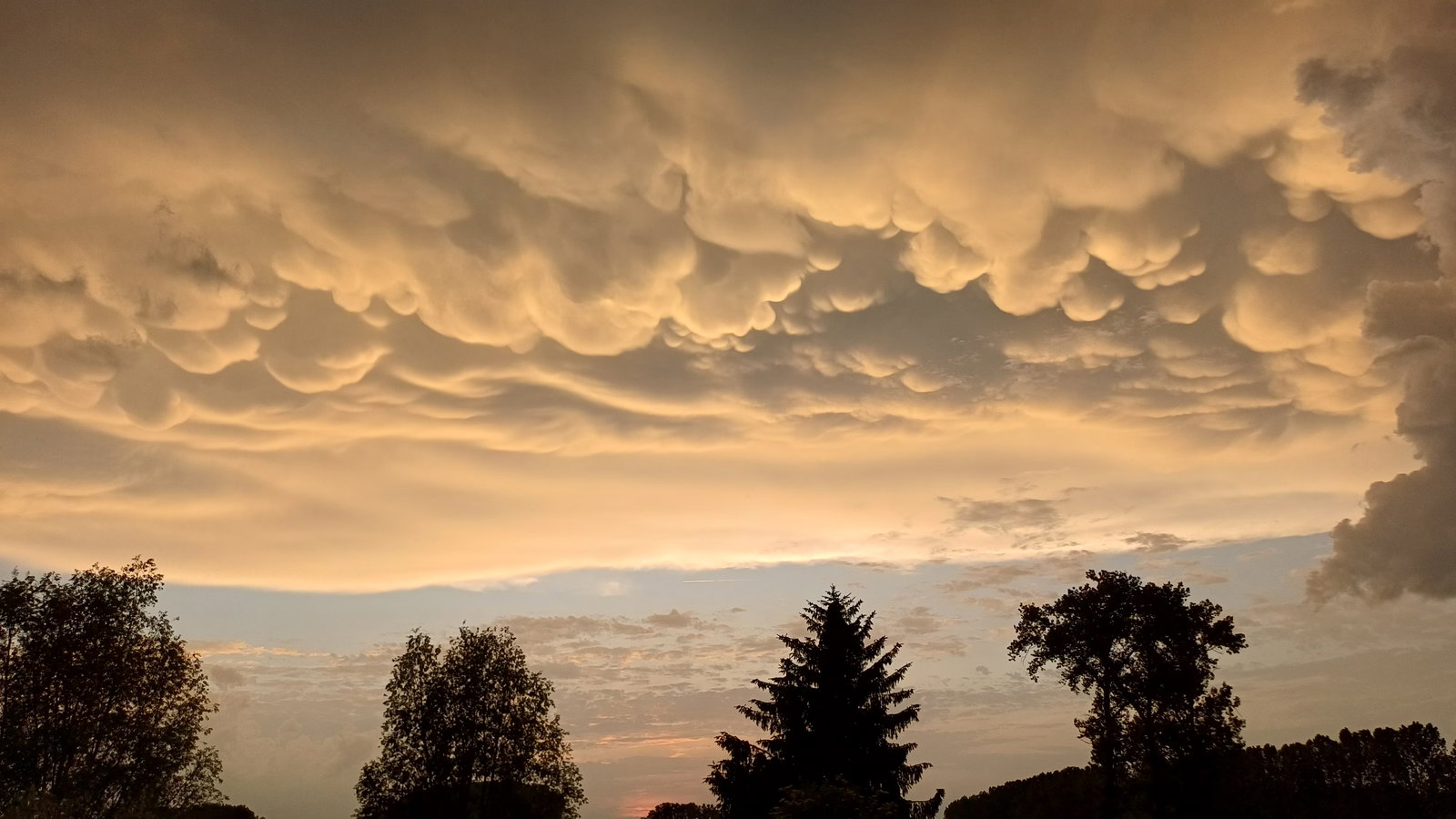 Lezers spotten indrukwekkende ‘mammatuswolken’ boven Vlaanderen