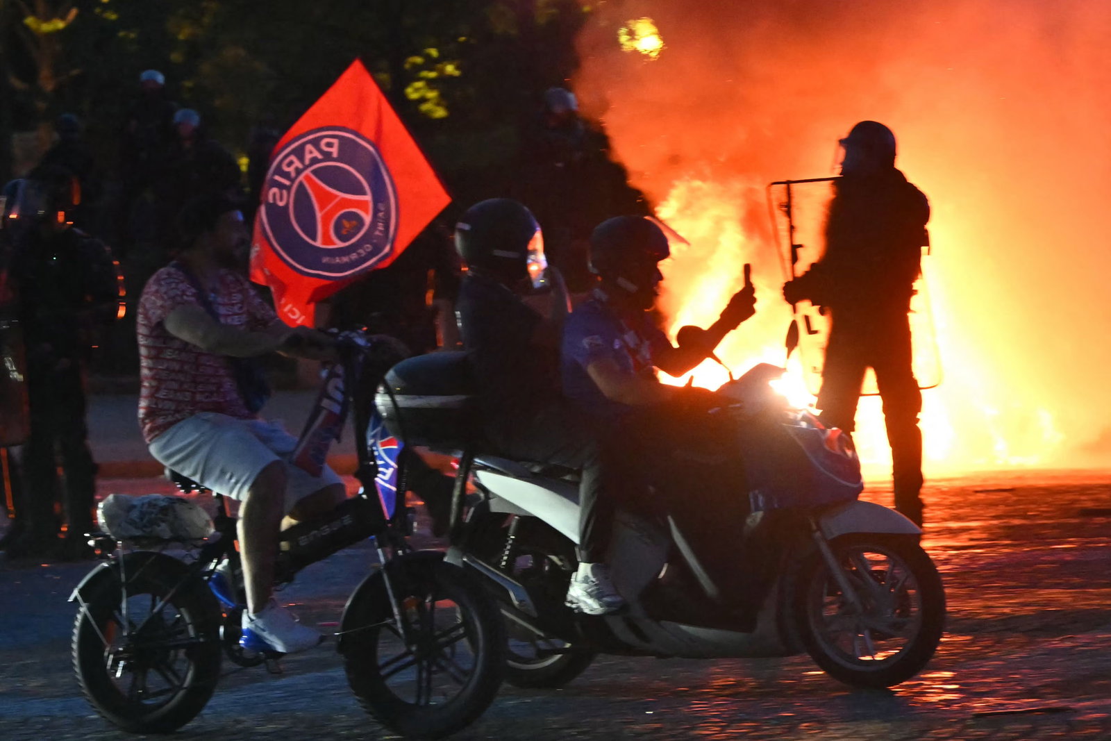 PSG-fans breken Parijs af na winst Champions League, politie komt handen tekort: overal brandhaarden, vandalisme en inbraken