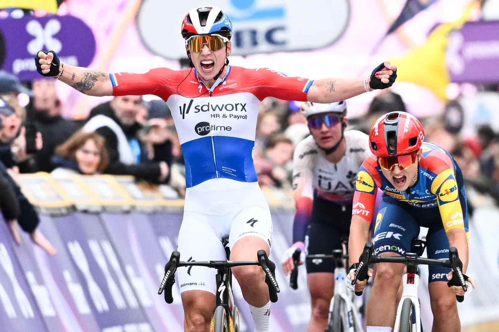 Opschudding in Giro voor vrouwen: ritwinnares Lorena Wiebes door jury uit koers gezet omdat haar fiets te licht was