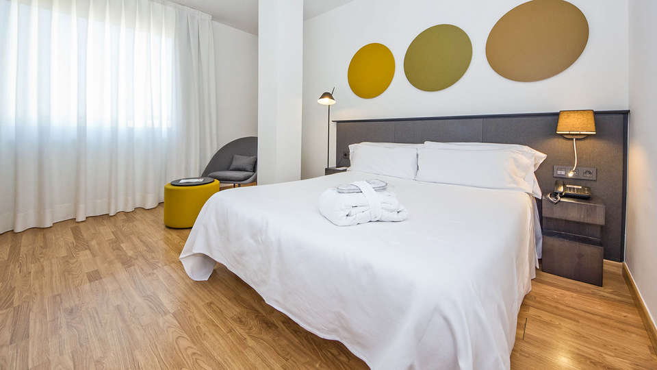 Escapada romántica en habitación superior con spa, cena y cava
