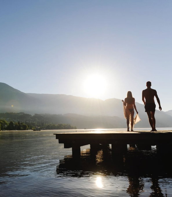 2 Menschen am Steg am See