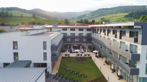 Hotel Innenhof und im hintergrund berge