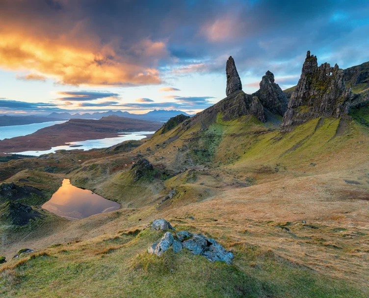 Old Man of Storr al amanecer en la Isla de Skye, Escocia