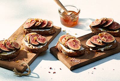 Rezept, Apéro-Häppchen mit cremigem Frischkäse und süssen Feigen, veredelt mit Oswald Premium-Salz «Fleur des Alpes» rosé 1951, Oswald