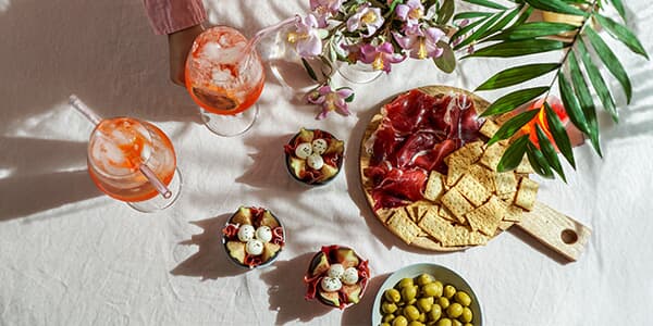 Magazin, verschiedene leckere Apéro-Häppchen mit Aperol Spritz, Oswald