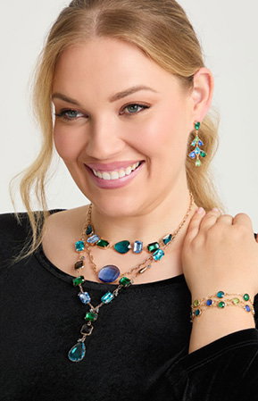 Pretty Jewel Statement Necklace in Green