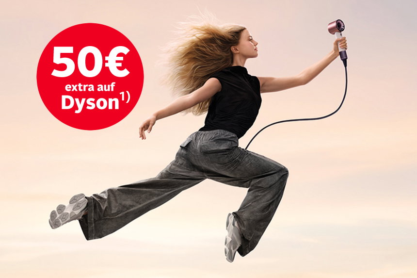 Frau springt mit Dyson-Haartrockner in der Hand durch die Luft. 50€ extra auf Dyson.