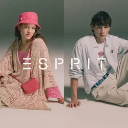 Model trägt einen leichten Häkel-Überwurf und pinke Accessoires; Model in einem weißen Hemd, Grafik-T-Shirt, beigen Hosen, blauer Gürtelschnalle und klobigen Schuhen.