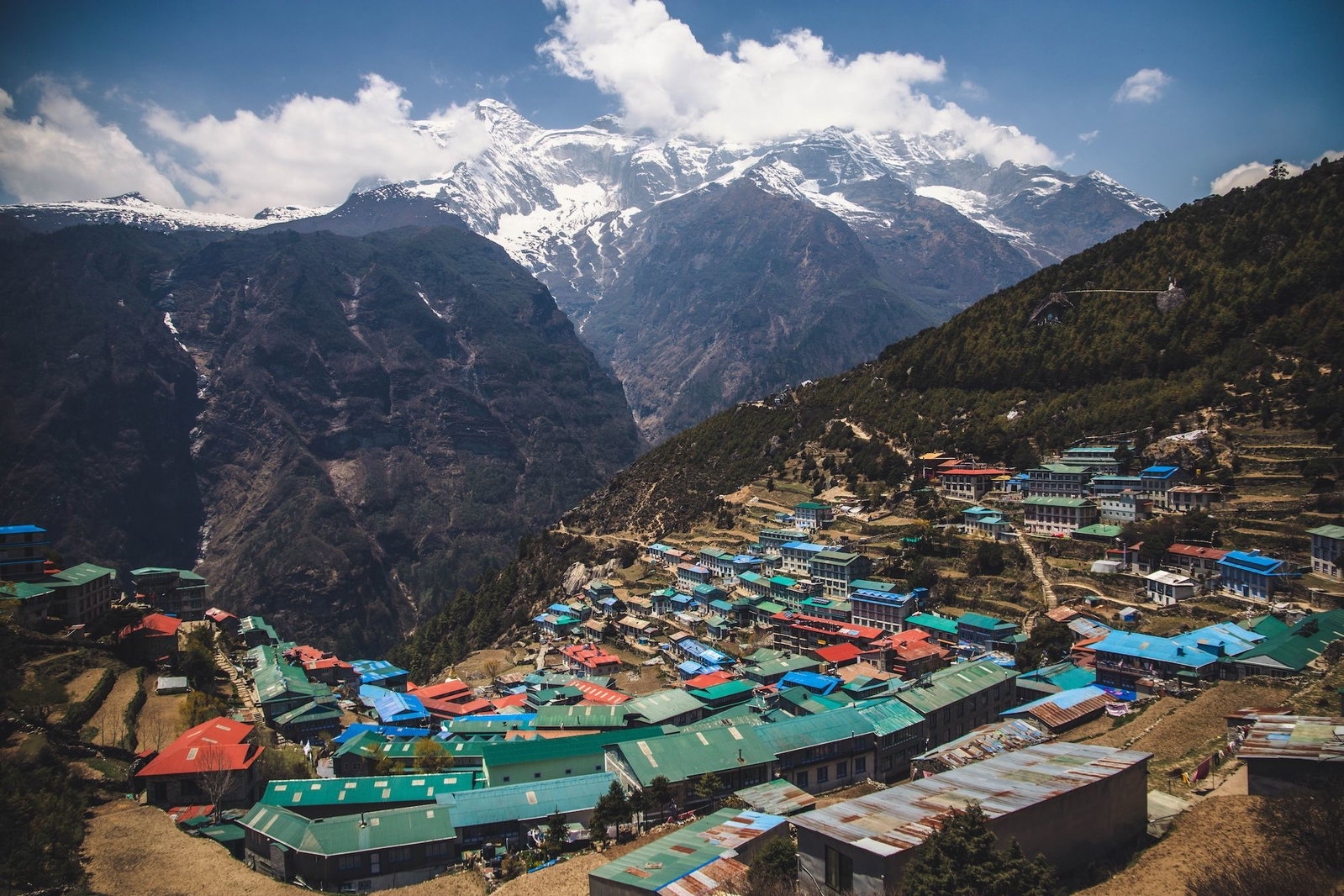 Arte, rifiuti e sherpa: come la Valle del Khumbu sta reinventando il turismo sull'Everest