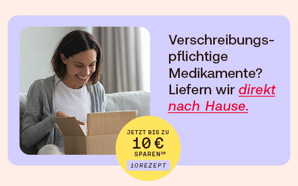 Frau sitzt auf dem Sofa und öffnet ein Paket. Daneben Text: „Verschreibungspflichtige Medikamente? Liefern wir direkt nach Hause.“ Gelber Kreis mit Hinweis „Jetzt bis zu 10 € sparen 10REZEPT“.