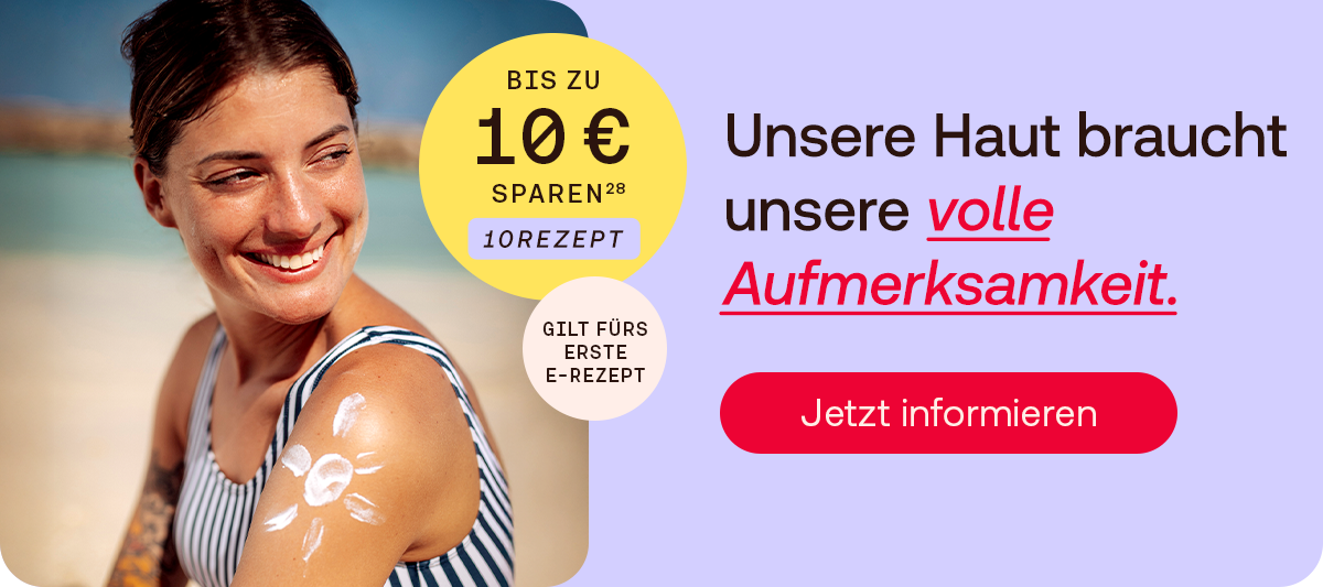 Person am Strand trägt Sonnencreme auf die Schulter auf; daneben Hinweis auf „Bis zu 10 € sparen“, Text zur Hautpflege sowie ein hervorgehobener Button „Jetzt informieren“.