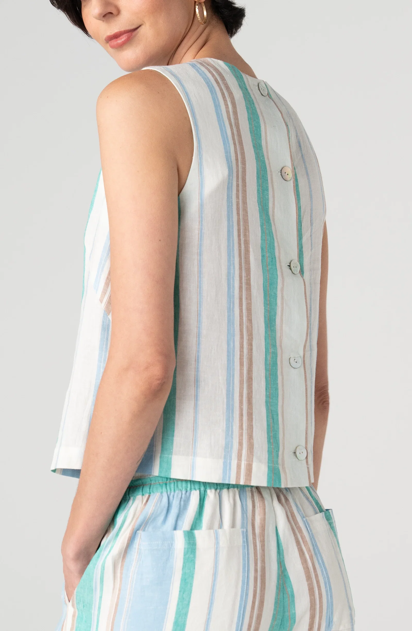 Image of SLEEVELESS SHELL TOP W/ BUTTON BACK
