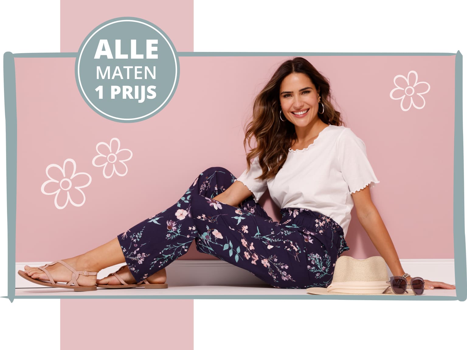 Een model draagt een donkerblauwe broek met bloemenpatroon, losvallend en met een elastische tailleband. Opschrift Alle maten één prijs