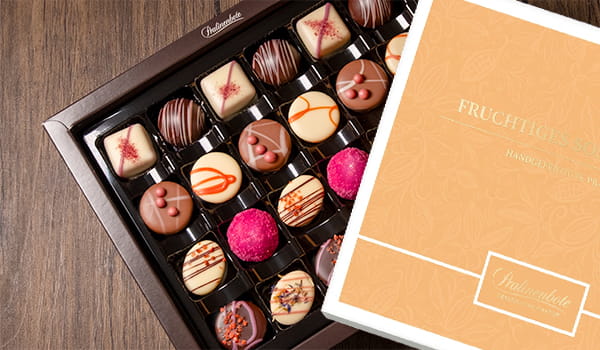 Stimmungsvolles Produktbild der Kollektion Fruchtiges Sommerfest mit 24 Pralinen