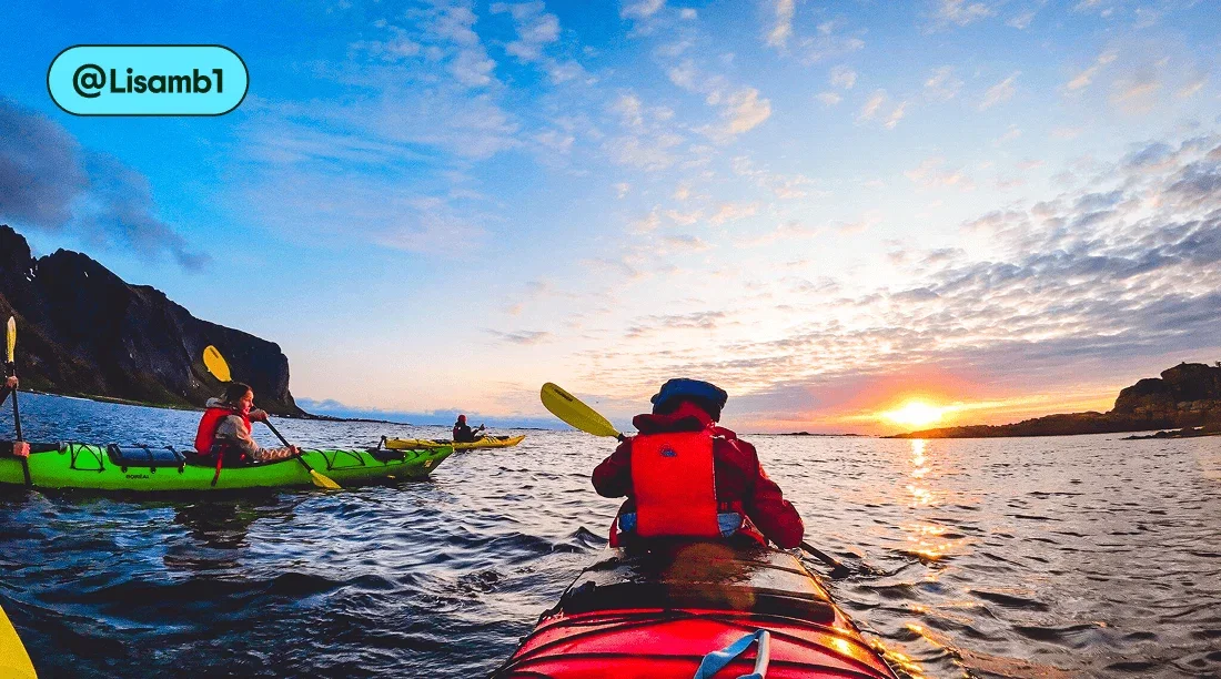 Descripción de la imagen: Dos kayaks biplaza en el mar al atardecer, foto de @Lisamb1