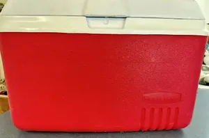 The clever and kind reason this woman put a small cooler on her porch